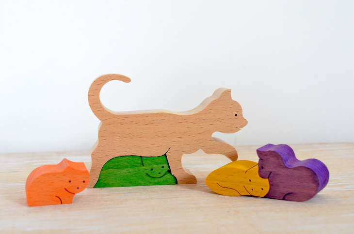 「木のおもちゃ杢・MOKU」の「小さなネコの親子」
