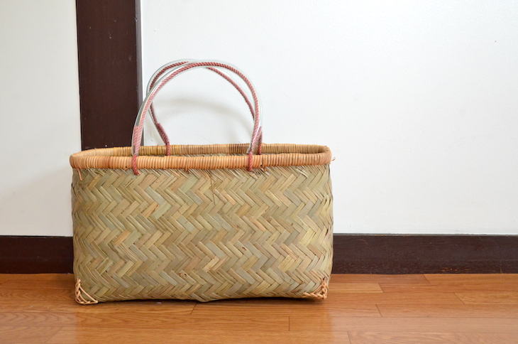 “竹で編まれた市場かごは、軽くて持ちやすいのが特徴”