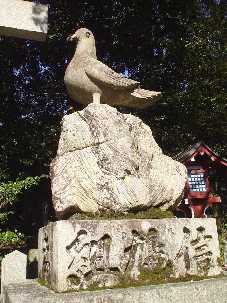 三宅八幡神社の「狛鳩」