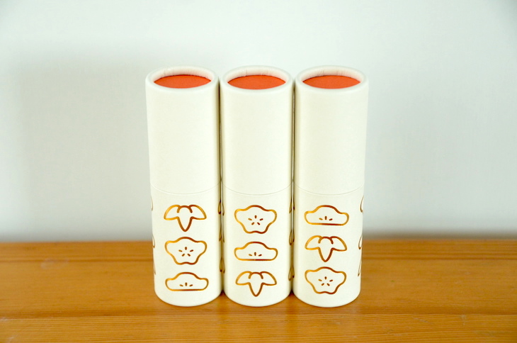 3本セットの「POCHI-PON」には、それぞれ「松竹梅」が金色で箔押しされています。