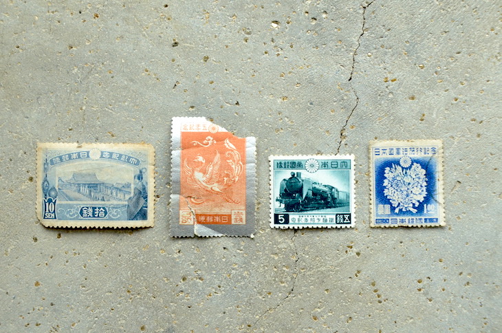 ストックブックにあった切手で最も古いものは、1915年に大正天皇の即位式を記念して発行された「大正大礼記念」（10銭）