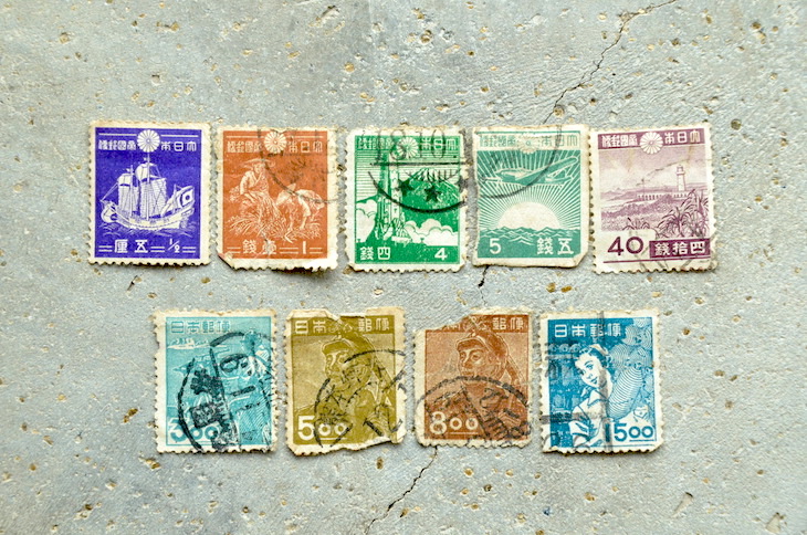 戦前や戦中、戦後の普通切手も発見。1937年の「御朱印船」（5厘）、「稲刈り」（1銭）から始まり、1942年の「八紘基柱」（4銭）、「オーロワンピ灯台」（40銭）、1945年の「旭日と飛燕機」（5銭）などは戦争色を感じさせるデザイン。