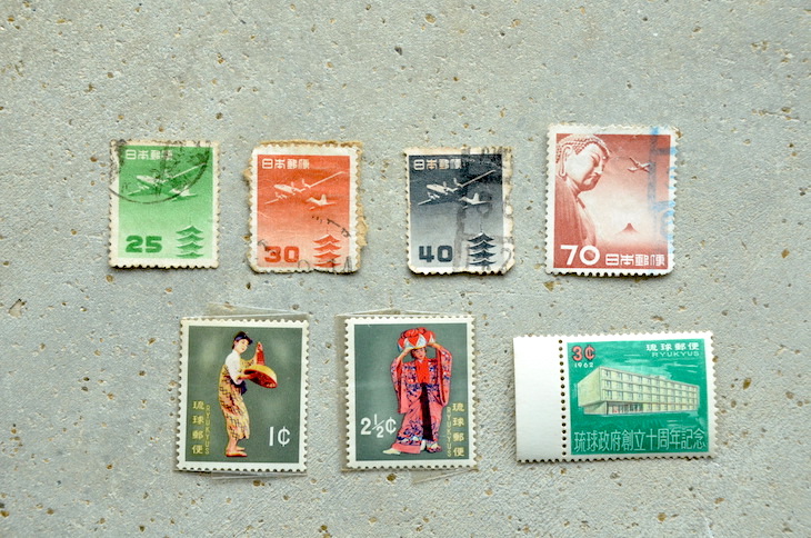 また、当時は、海外宛てなどの郵便物を飛行機で郵送するための「航空切手」も存在していました。そのほか、アメリカ軍統治下の沖縄では、「琉球切手」を発行。写真は、1961年の舞踊シリーズ「むんじゅる」と「伊野波節」、1962年の「琉球政府創立10周年記念」ですが、琉球郵便とセントの文字が当時を物語っています。