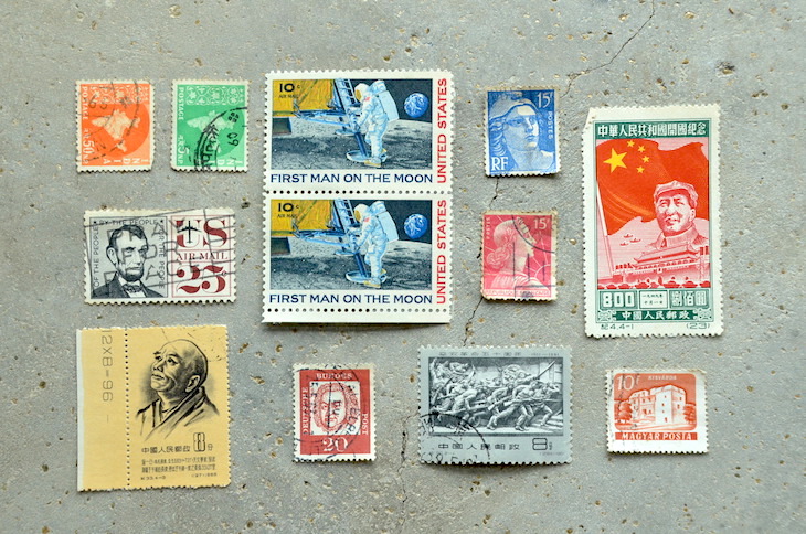 ストックブックには、1969年にアポロ11号の月面着陸を記念して発行されたアメリカの切手、1949年の毛沢東が描かれた中華人民共和国開国記念切手のほか、フランス、ドイツ、ハンガリー、インドなどの外国切手もありました。最近では、外国のかわいい切手をアートとして集める“切手女子”も存在しているそうです。