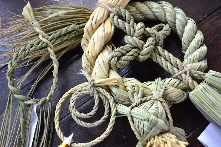 わら細工でもあるしめ縄は、稲わらの締め方によって多様な造形が作り出されます。