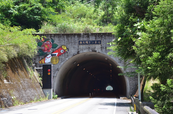 「きじ馬」とツバキが描かれた西大塚トンネル