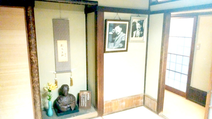 漱石が滞在した部屋には関連展示が