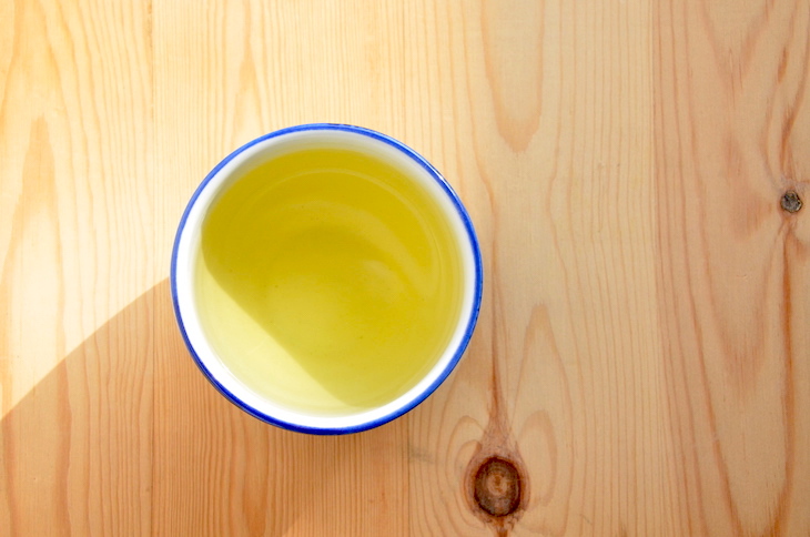 “急須から緑茶を注ぐと、白い磁器にきれいな萌黄色が映えます。”