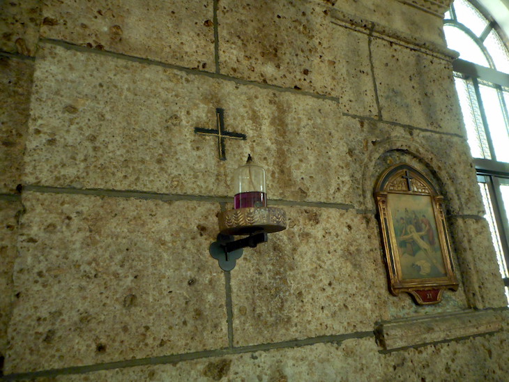 壁に直接彫られたシンプルな十字架がかわいい