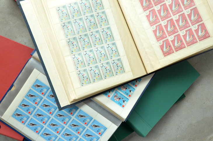戦前の切手から、東京オリンピックや大阪万博の記念切手など近代日本の歴史をたどるものから、国宝シリーズ、SLシリーズ、魚介シリーズといったシリーズものまで、その内容はバラエティ豊か。