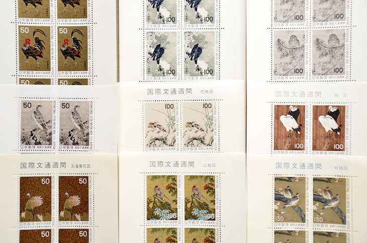 そもそも、「国際文通週間」の記念切手は、国際間の文通用として発行されているもの。世界に日本の文化を発信するシリーズとして、日本の名作絵画や伝統工芸品、絵巻物、屏風絵などをテーマに発行を続けています。