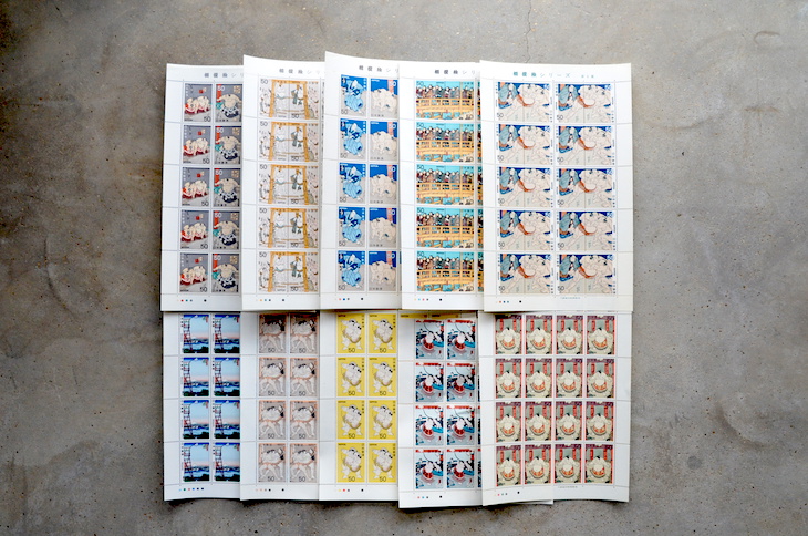 1978年から1979年にかけて、全5集が発行された特殊切手「相撲絵シリーズ」。2枚が一組になった連刷切手と別の1枚がセットになっています。